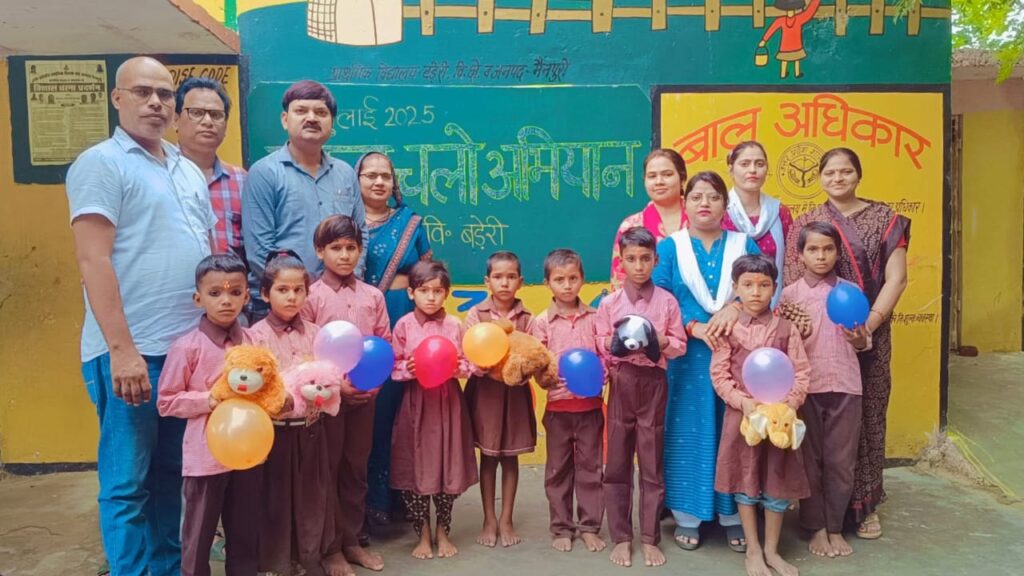 UP School Opens: गर्मी की छुट्टियों के बाद यूपी में खुले स्कूल, स्वागत में छात्रों को पहनाई माला, लौटी रौनक