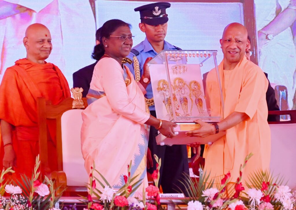 चैत्र नवरात्र के प्रथम दिवस के अवसर पर श्रीमती द्रौपदी मुर्मु जी ने श्रीराम यंत्र की विधिवत प्रतिष्ठापना CM YOGI & Draupadi Mu