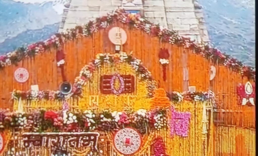 A stream of devotees lined up for the 4 Dham Yatra.