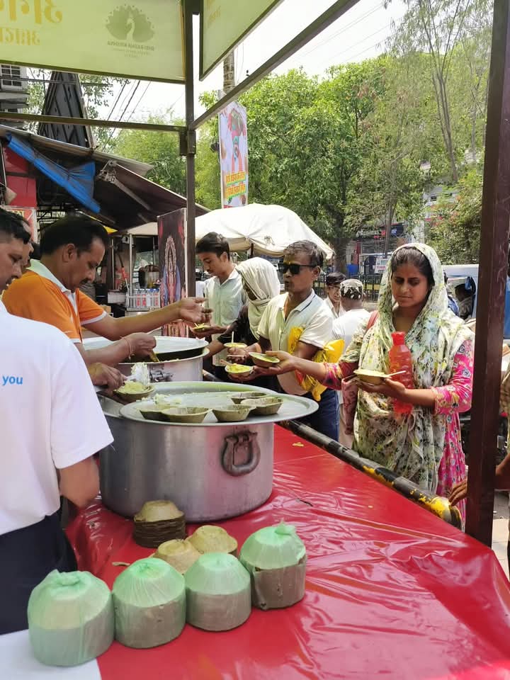 Organizing a food distribution and sherbet distribution program on Bade Mangal