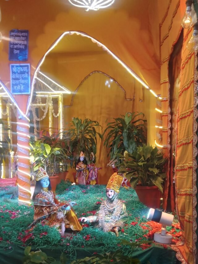 From Hariyali Teej to the last day of Sawan, the decorated tableaux at Dwarikadheesh Temple, Kamala Tower, Kanpur